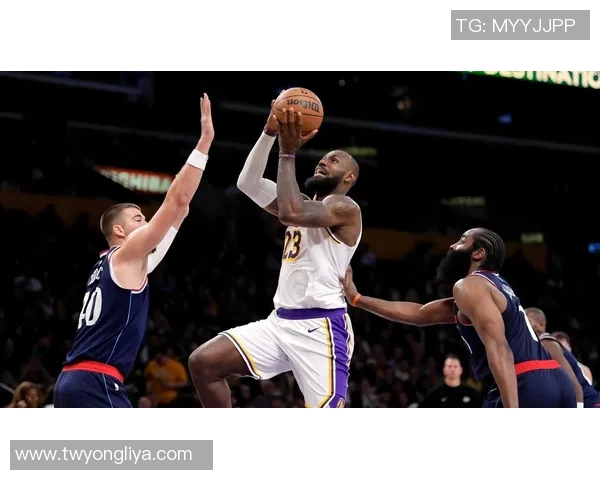 湖人遭受连败困扰,詹姆斯表示需加强防守与团队配合共同应对挑战