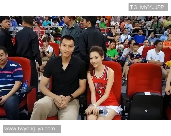 易建联与家人共同观看CBA比赛，展现家庭温馨时光